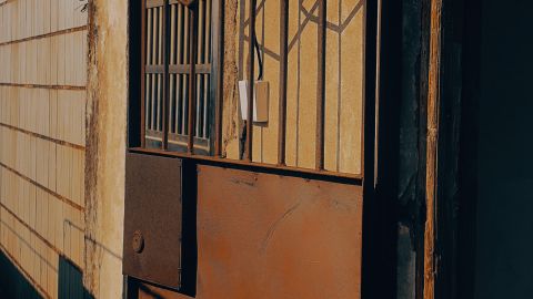 室内自然光暖色调中性风格