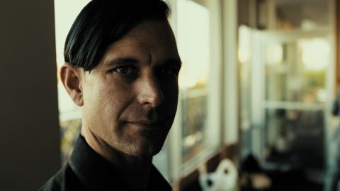 强烈的蓝色氛围 模仿电影《边境杀手》