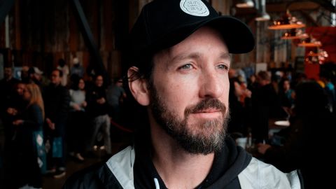 对比强烈 肤色带有古铜色调