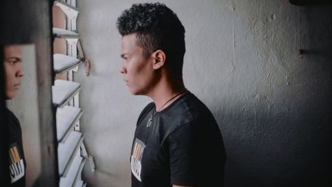 室内人像深棕粉