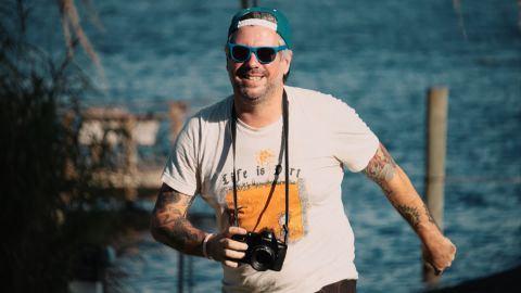 低对比度 没有亮点 带有红色氛围